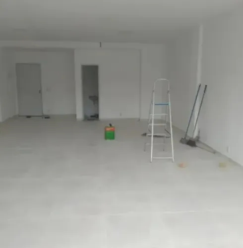 SALÃO comercial 60m2 com sacada p/ Largo do Bicão
