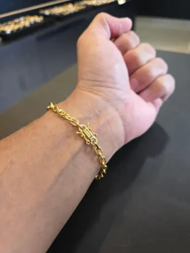 Pulseira banhado a ouro18k, com marcação no fecho750.  