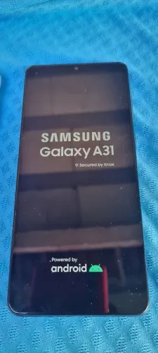 Um celular Samsung A31 128 giga