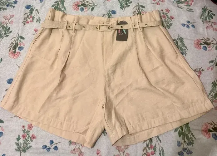 Short de alfaiataria bege