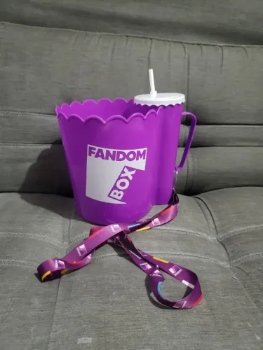 balde de pipoca e copo de bebida com canudo fandom box e tirante anime friends