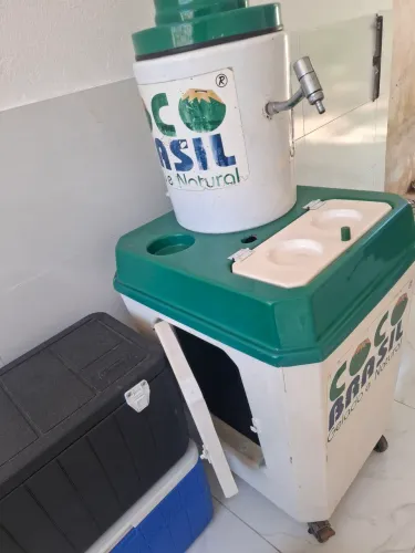 Vendo carrinho de água de coco  !!! Com facão tábua de corte  e furador só pegar e trabal!
