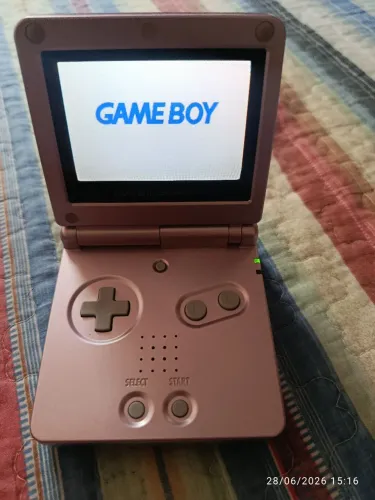 Nintendo Game Boy Advance SP portátil de cor rosa.