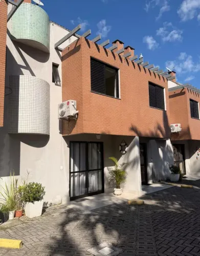 Lindo sobrado triplex em Caiobá 300m da praia