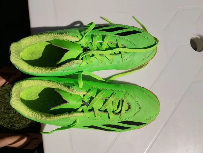 Chuteira masculina Adidas tamanho 6 us equivale a 37,5no brasil 