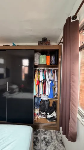 GUARDA ROUPA DE CASAL BEM CONSERVADO