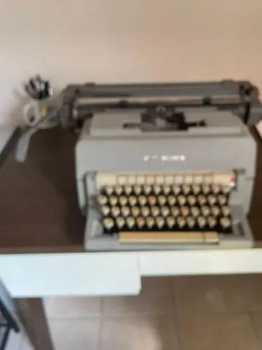 Maquina de escrever Olivetti Linea 98