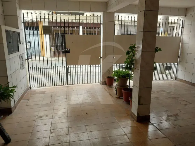 Casa com 2 quartos, sala, cozinha, banheiro e 1 vaga de garagem.