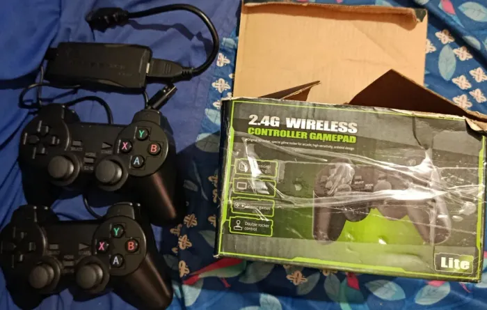 Gamestick 4klite com 2controles e 20mil jogos.