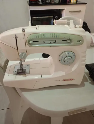 Máquina de costura semi nova