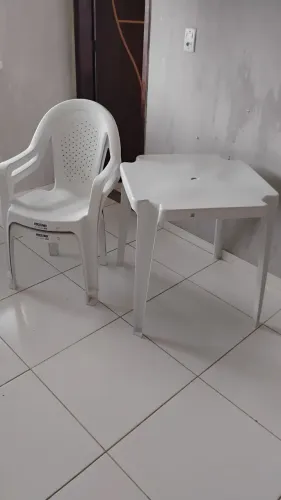 1 mesa e 2 cadeiras plásticas, tipo poltrona.
