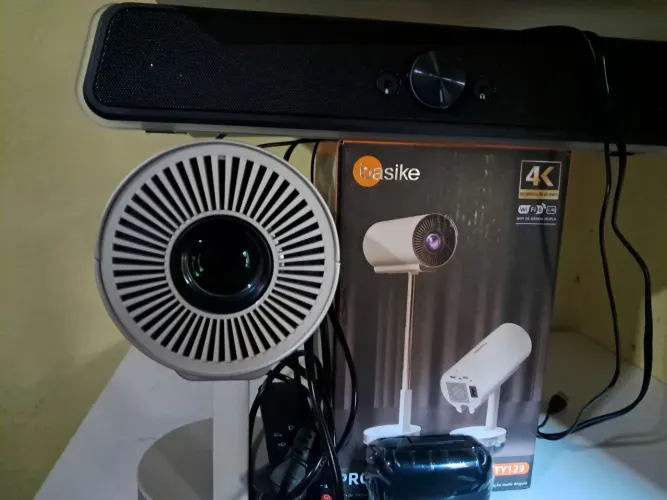 Vendo projetor na caixa e uma caixinha P2 e um fone de ouvido de brinde novo r$ 190 