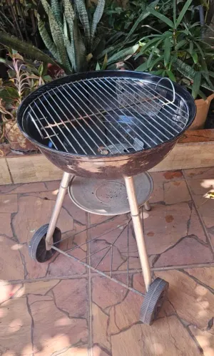churrasqueira a carvão portátil estilo "kettle" (modelo esfera com tampa)