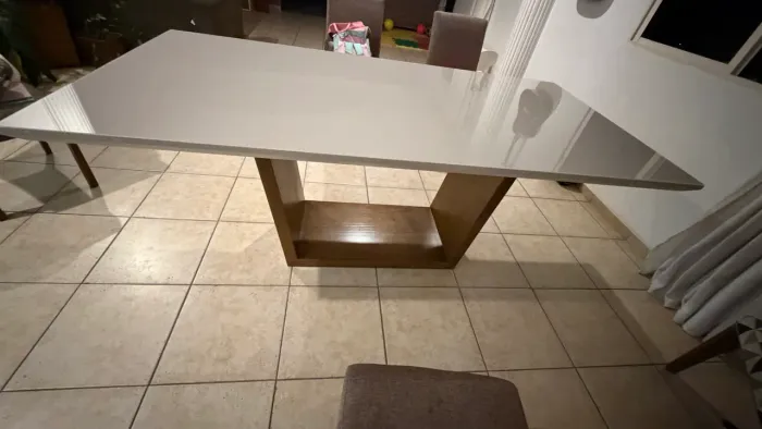 Mesa de jantar de 8 lugares em laca branca (ou off-white) com tampo de vidro