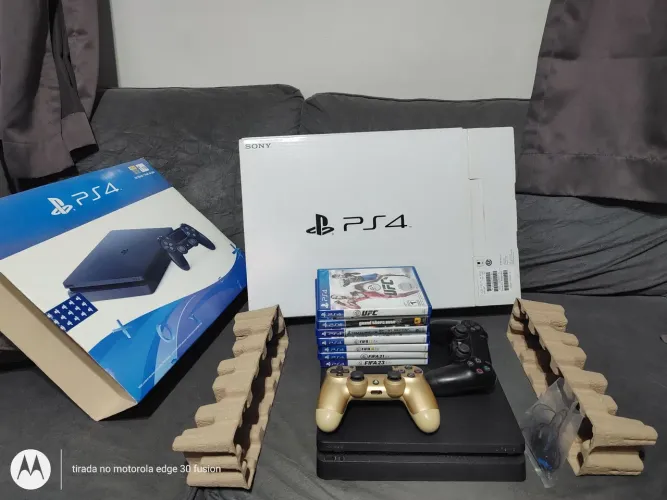 PlayStation 4 slim 