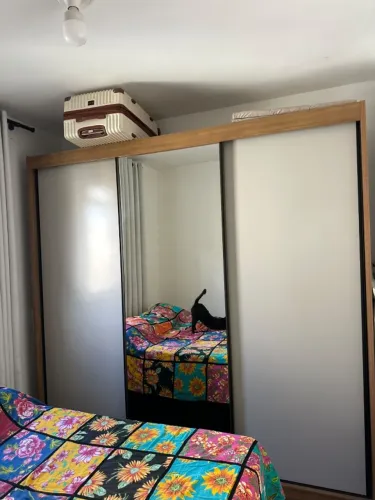 Guarda-roupa casal madeira maciça - 3 portas de correr c/ espelho - menos de 1 ano