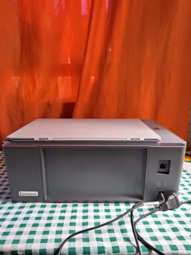 Vende- se impressora Hp semi nova com refil de tintas na caixa