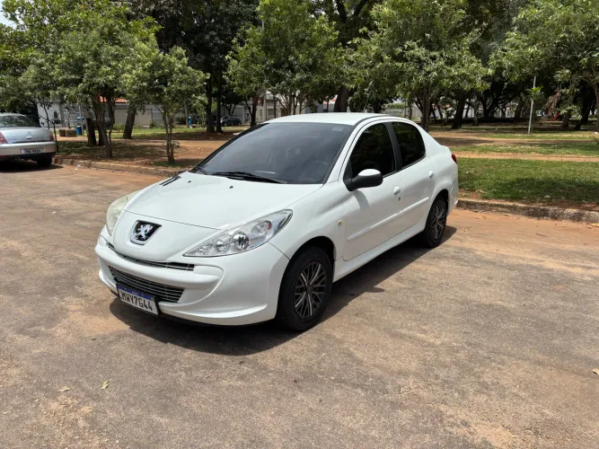 Peugeot 207 Sedan Passion XR 1.4 Flex 8V 4P 2013