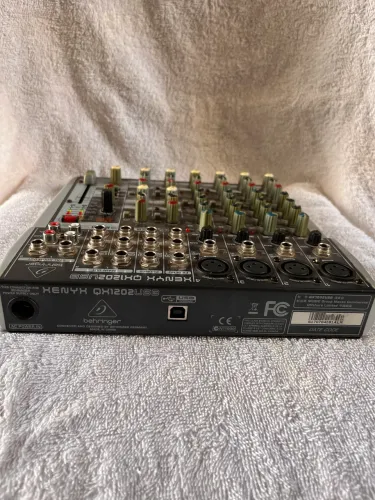 Mesa de Som Behringer QX 1202