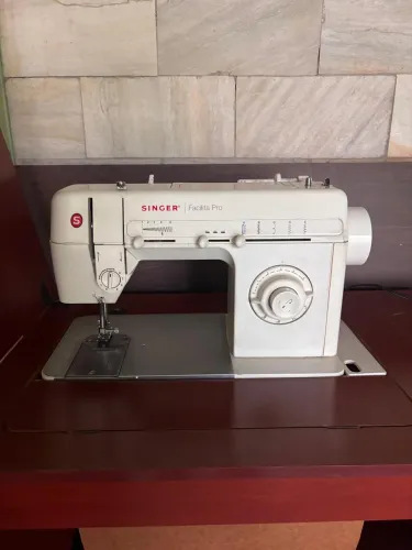 Máquina de Costura Singer