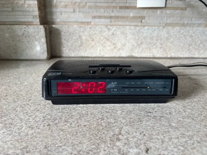 Rádio relógio CCE antigo