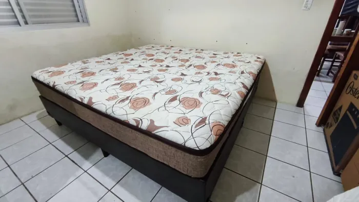 Cama Box + Colchão Probel 2,03 × 1,93 - Excelente Estado de conservação.