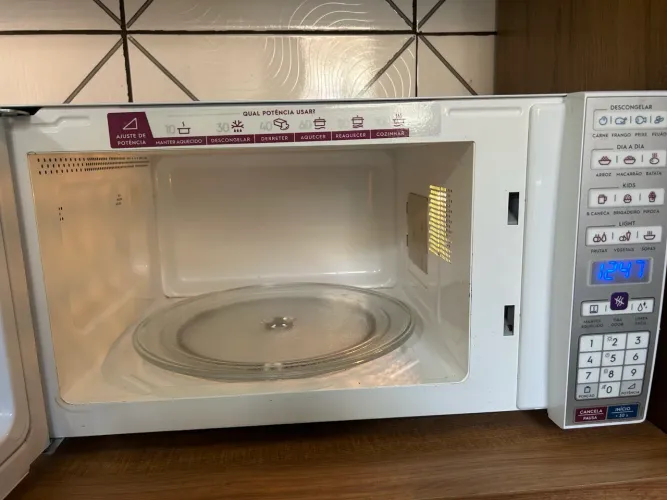 Microondas 34 litros obs: 220 volts