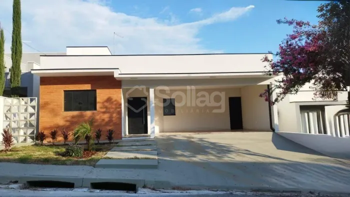 Casa á venda no Condomínio Picollo Villaggio, em Louveira, interior de São Paulo.