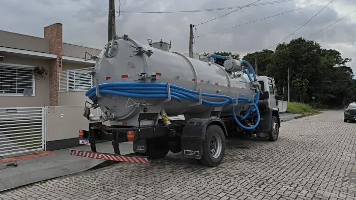 Caminhão limpa fossa a venda