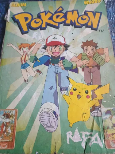 álbum de figurinhas oficial da marca Buzzy, pokémon ano 2000 faltando 1 figurinha 