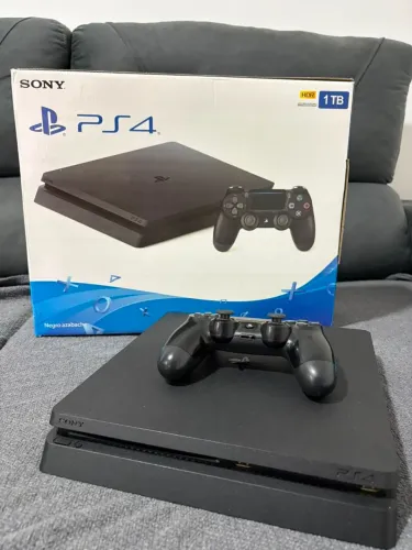 Vendo PS4 com 2 jogos e 1 Controle Na caixa e os cabos