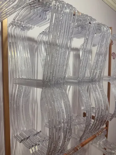 Cabide silhueta transparente 