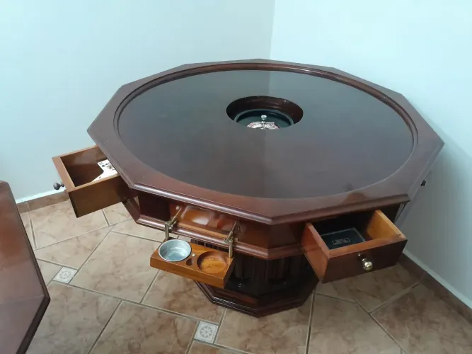 Mesa de jogos com roleta