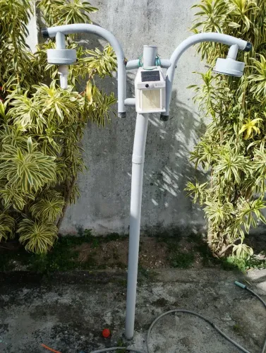 poste de jardim duplo com braço curvo