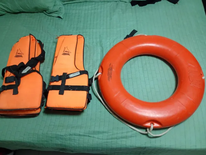 Boia e coletes salva vida