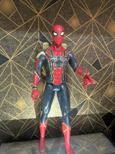 Boneco homem aranha com mochila que fala.