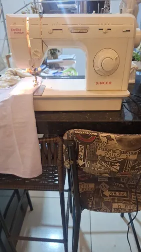 Vende-se uma máquina de costura singer