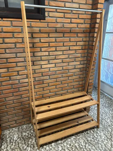 Arara de roupas de pinus