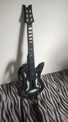 GuitarraWarriors of Rock<br>itarra Guitar Hero Warriors Of Rock Do Xbox 360 Tudo 100% (Usado)