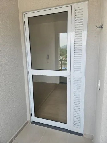 porta de alumínio branco com vidro