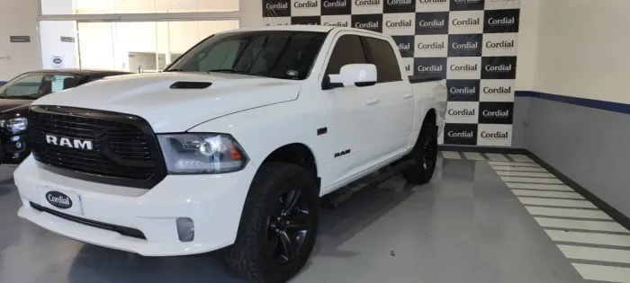 Ram Classic Laramie Night Edition 5.7 V8 16V Gasolina 4X4 Aut. 2022