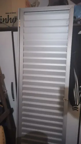 Duas portas de alumínio