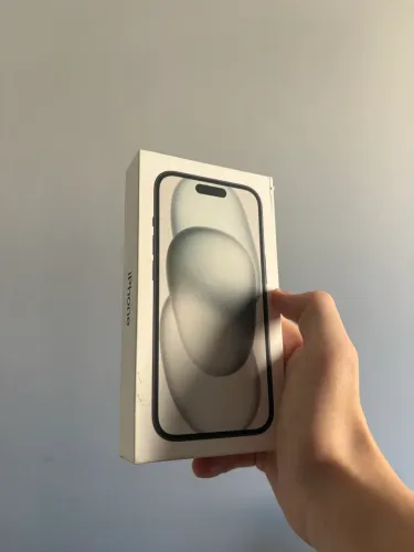Caixa do iPhone 15 com adesivos da apple