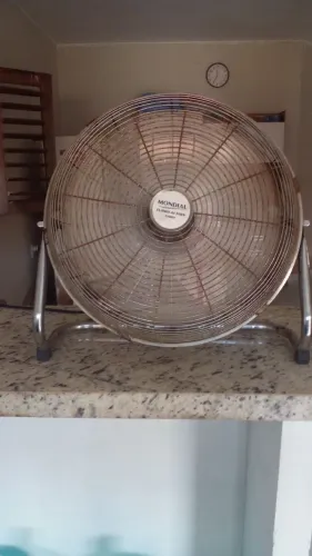Ventilador de Mesa tipo furacão com 3 pás.