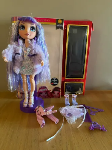 Boneca Rainbow High Violet. Apenas retirada da caixa.