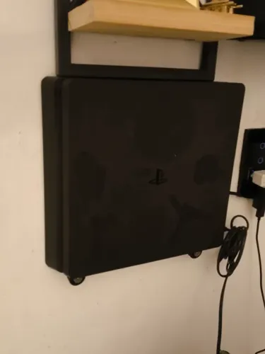 PS4 slim 500GB semi-novo com marcas de uso