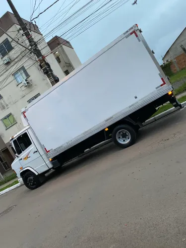 Mb 710 plus baú frigorífico