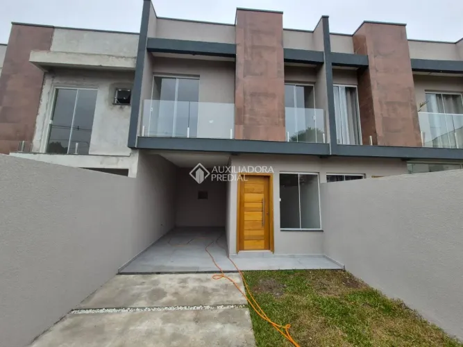 Sobrado de frente para rua, com 3 quartos no bairro Campo Comprido.