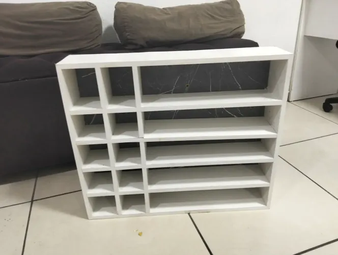 Prateleira para esmaltes e toalhas