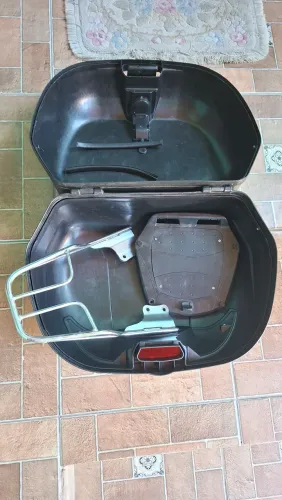 Baú de xre 190 com suporte para 2 capacetes